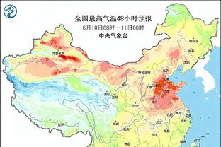 嘲讽判罚！马来西亚前锋被罚下场，竖大拇指+鼓掌，满面笑容离场